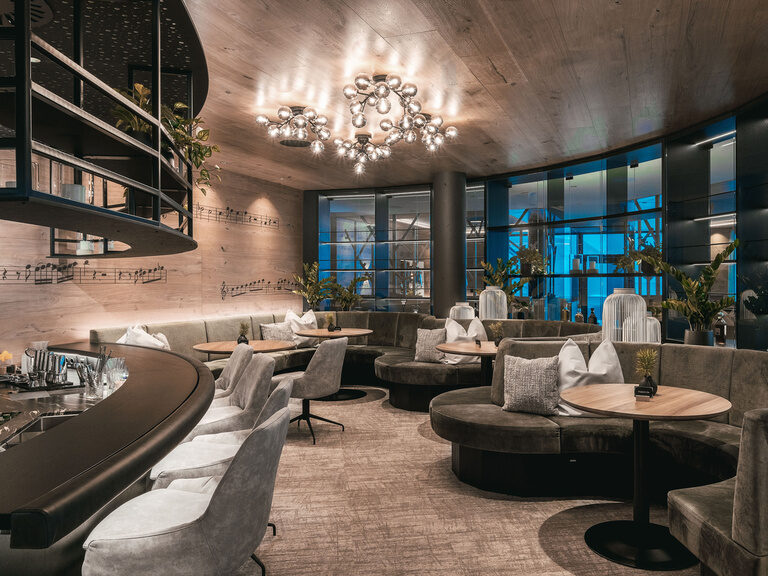 Der stilvoll gestaltete Barbereich des Naturhotels Tonihof vereint moderne Elemente mit gemütlicher Atmosphäre im Herzen des Bayerischen Waldes.