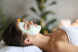 Eine Frau hat eine Gesichtsmaske im SPA des Tonihof Hotel im Bayerischern Wald.