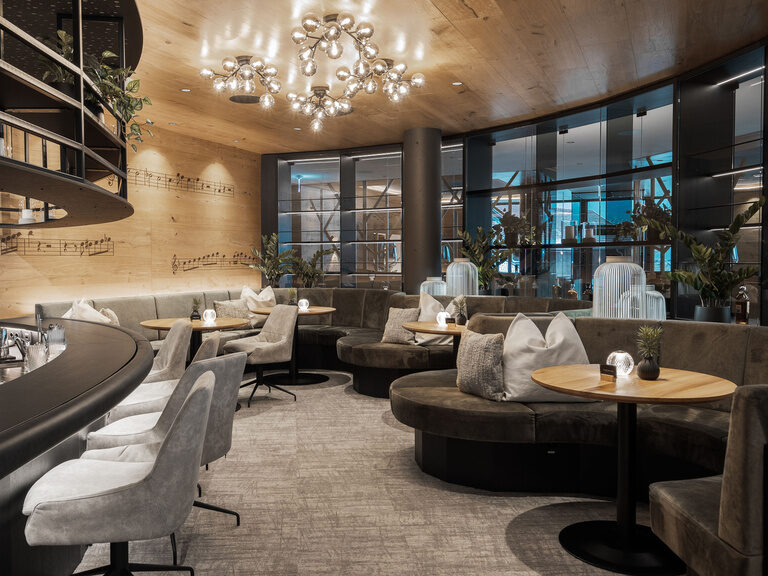 Das neue Restaurant im Tonihof bietet viele schicke Plätze zum Verweilen sowie eine einladende Atmosphäre.