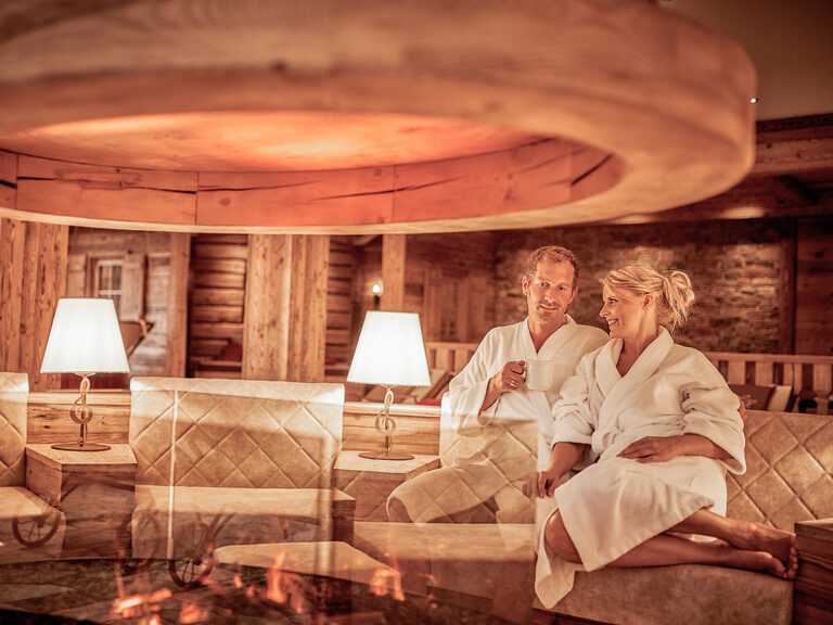 Ein Paar in Bademänteln genießt die Wellness-Auszeit im Hotel Tonihof im Bayerischen Wald.