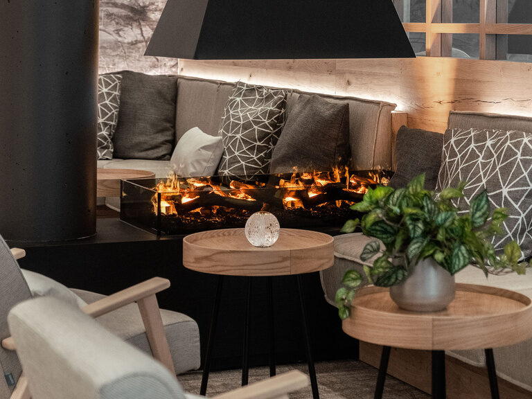 Das gemütliche Restaurant des Tonihof überzeugt mit stimmungsvoller Beleuchtung und komfortablen Sitzgelegenheiten.