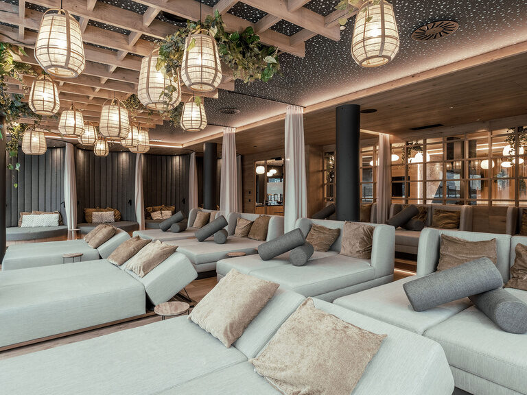 Im neuen, modern gestalteten Ruhebereich des Tonihof erwarten die Gäste stilvolle Wellnessliegen für erholsame Stunden.