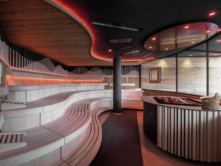 Die luxuriös gestaltete Sauna des Tonihof im Bayerischem Wald lädt mit einem großzügigen Fenster und beeindruckendem Ausblick zum Entspannen ein.