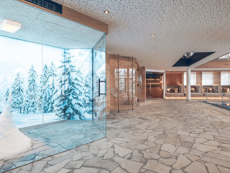 Ein Blick auf den neu gestalteten Wellnessbereich mit Kältekammer des Hotel Tonihof im Bayerischen Wald.