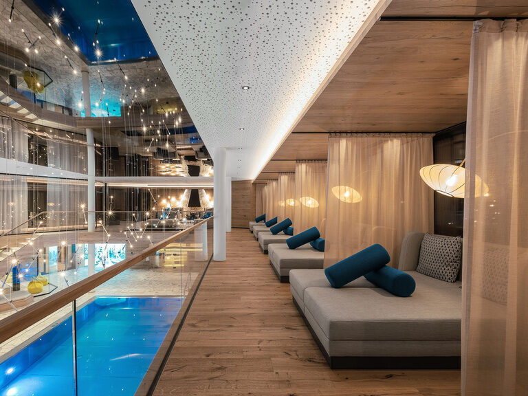 Blick auf den neuen Wellnessbereich im Tonihof, mit vielen Plätzen die Entspannung bieten.